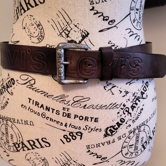 Vintage Levi's Women's Brown Leather Belt. Size 32. Good Condition - Picture 1 of 5